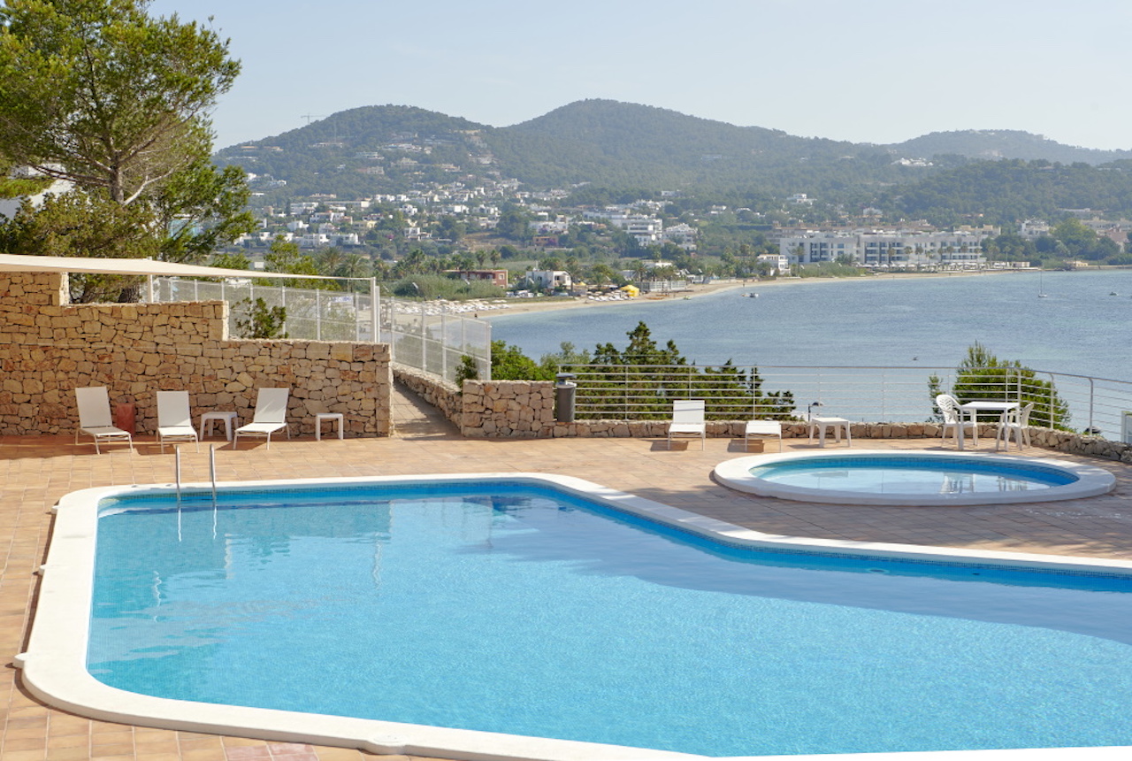 Resa estates ibiza huis kopen community pool.jpg